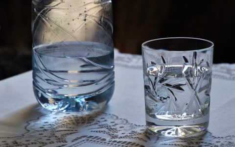 碱性水会给身体带来哪些健康的益处和风险？