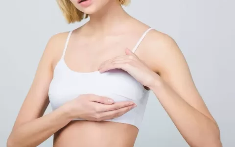 胸部摸到肿块，是乳腺增生还是乳腺癌？