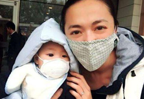 孩子嘴唇裂口干皮又出血，还忍不住撕嘴皮怎么办？
