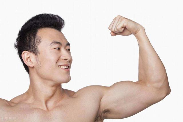 男性坚持练“深蹲”，都有哪些好处？每天做多少更有效？