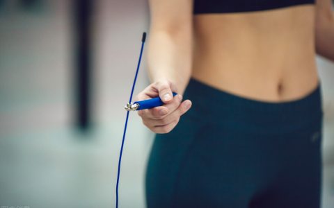 每天跳绳5000个，一月能瘦30斤吗？