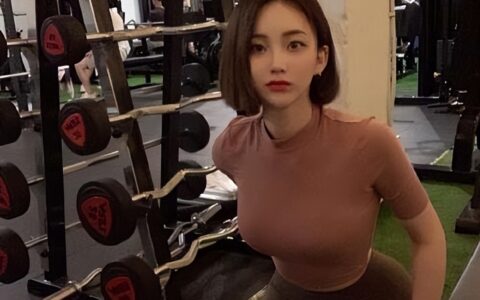 四川微胖型美女，坚持做运动，身材曲线完美