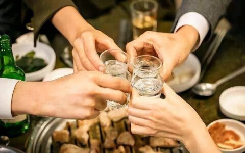 每天晚饭喝点白酒好吗？
