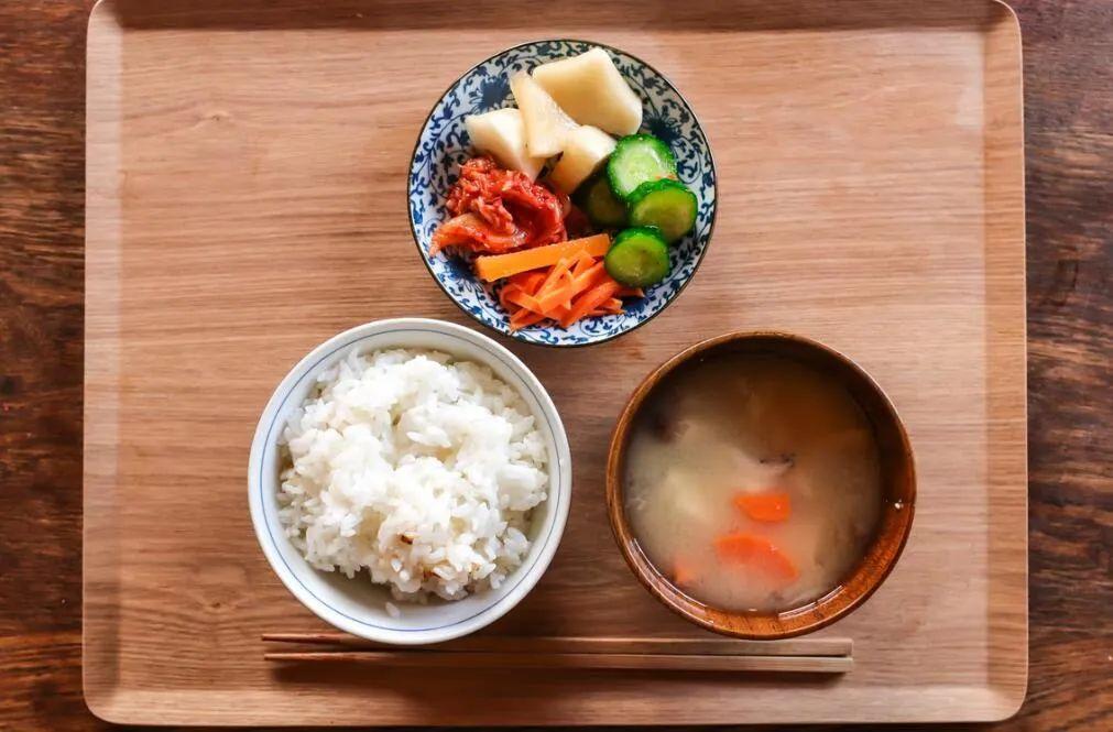 只吃肉不吃主食，真的能减肥吗？