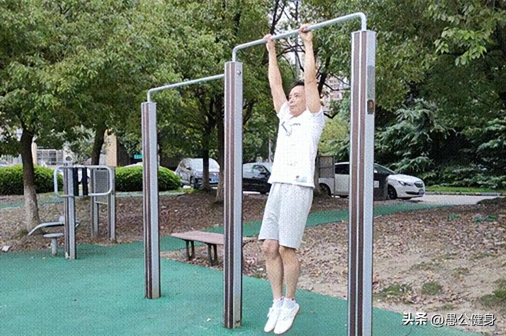 想练好下腹肌，就做收腹举腿动作