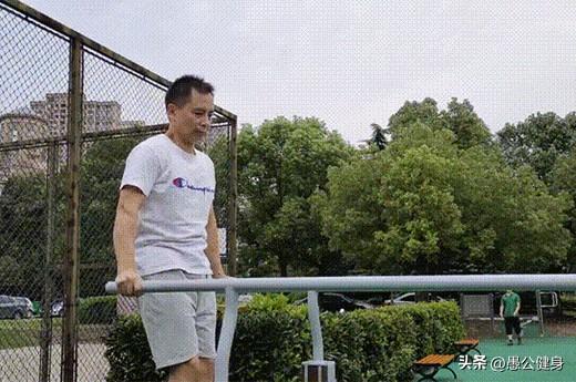 想练好下腹肌，就做收腹举腿动作