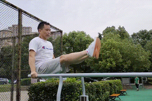 想练好下腹肌，就做收腹举腿动作